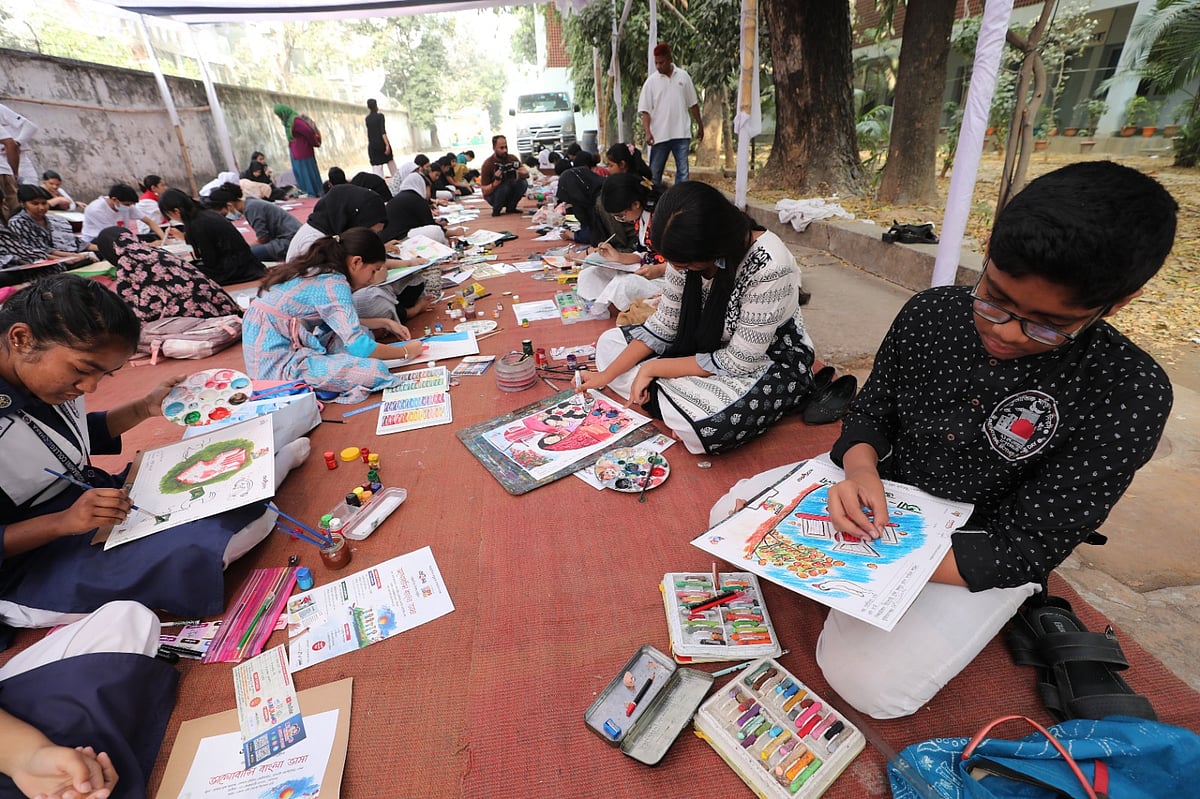 বর্ণমেলায় আয়োজিত চিত্রাঙ্কন প্রতিযোগিতায় আঁকাআঁকিতে ব্যস্ত তারা। ধানমন্ডিতে সুলতানা কামাল মহিলা ক্রীড়া কমপ্লেক্স প্রাঙ্গণে  ছিল এই আয়োজন। ঢাকা, ২১ ফেব্রুয়ারি