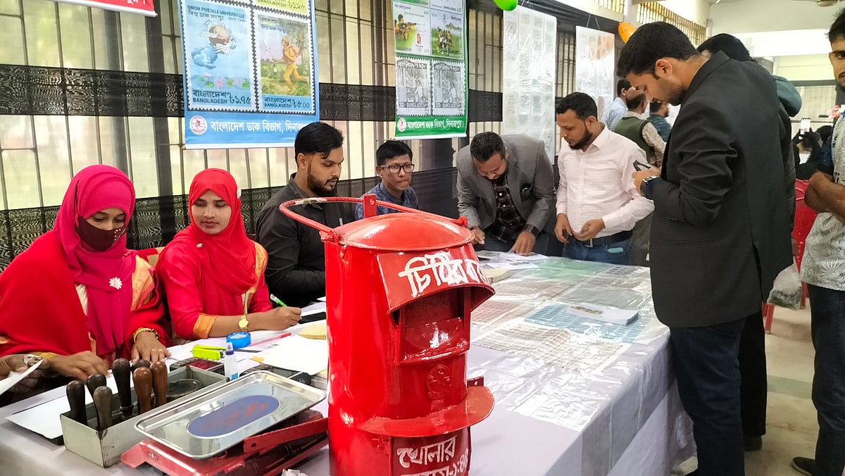 ডাকটিকিট প্রদর্শনীতে উদ্বোধনী খাম, স্মারক ডাকটিকিট, পোস্টকার্ড ও বিশেষ খাম কিনেছেন দর্শনার্থীরা। আজ শুক্রবার সকালে দিনাজপুর হাজী দানেশ বিশ্ববিদ্যালয় শিক্ষক-ছাত্র মিলনায়তনে