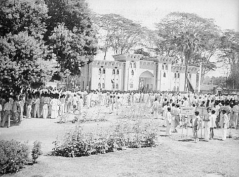 ঢাকা বিশ্ববিদ্যালয়ের সামনে ছাত্র–জনতার ১৪৪ ধারা ভাঙার প্রস্তুিত, ২১ ফেব্রুয়ারি ১৯৫২