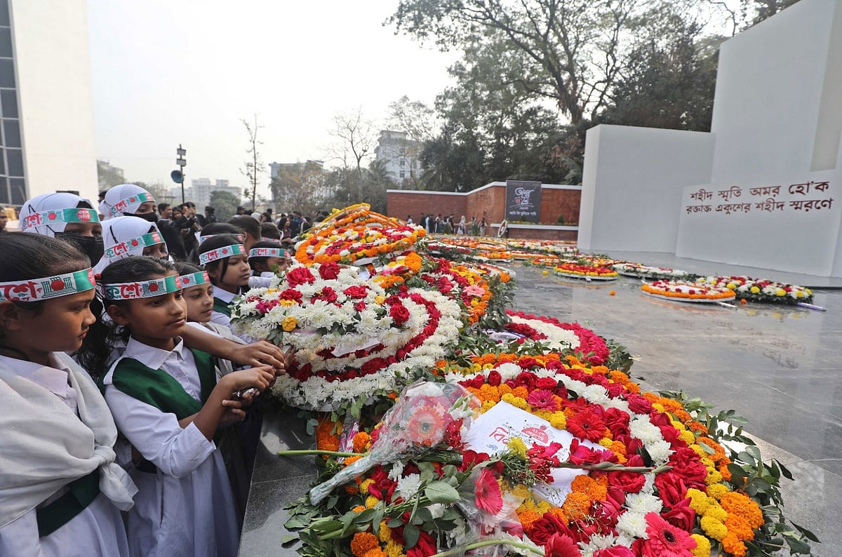 শহীদ বেদিতে ফুল দিচ্ছে বিদ্যালয়ের শিক্ষার্থীরা। আজ সকালে চট্টগ্রাম কেন্দ্রীয় শহীদ মিনারে।