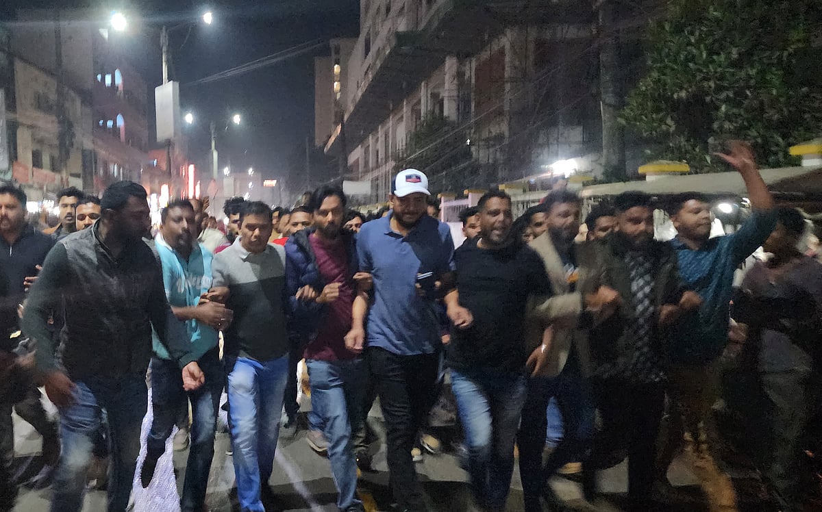 সিলেটের এমসি কলেজ ছাত্রাবাসে মিজানুর রহমান নামের এক শিক্ষার্থীকে পেটানোর প্রতিবাদে বিক্ষোভ মিছিল করে ছাত্রদল। গতকাল বৃহস্পতিবার রাতে সিলেট নগরে