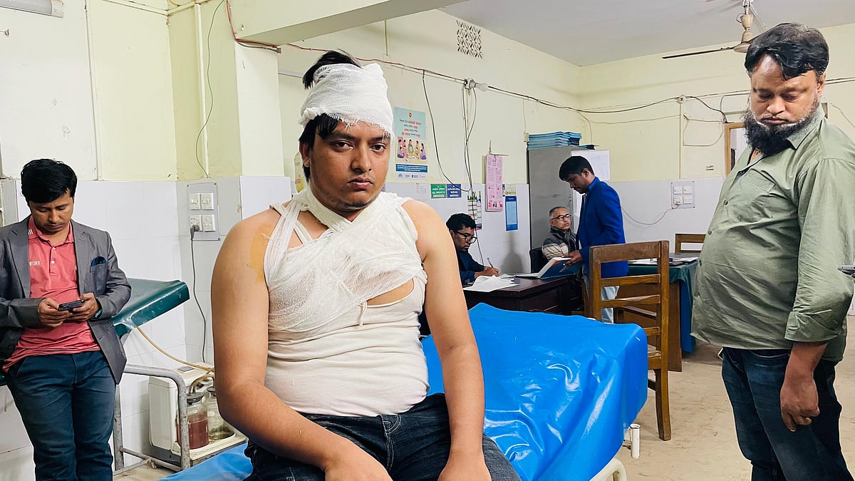 হামলার শিকার সাংবাদিক আবদুল্লাহ আল মাহমুদ নাসিরনগর উপজেলা স্বাস্থ্য কমপ্লেক্সে চিকিৎসা নিয়েছেন