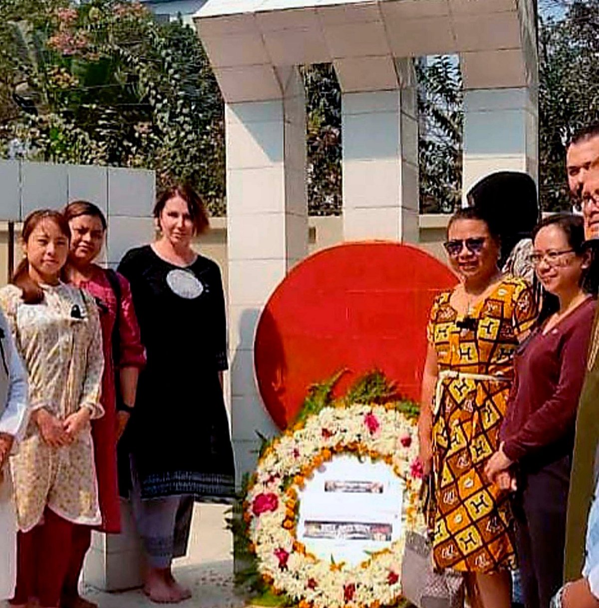 শহীদ মিনারে ফুল দিয়ে শ্রদ্ধা জানান বিদেশি ১০ নাগরিক। আজ সকালে