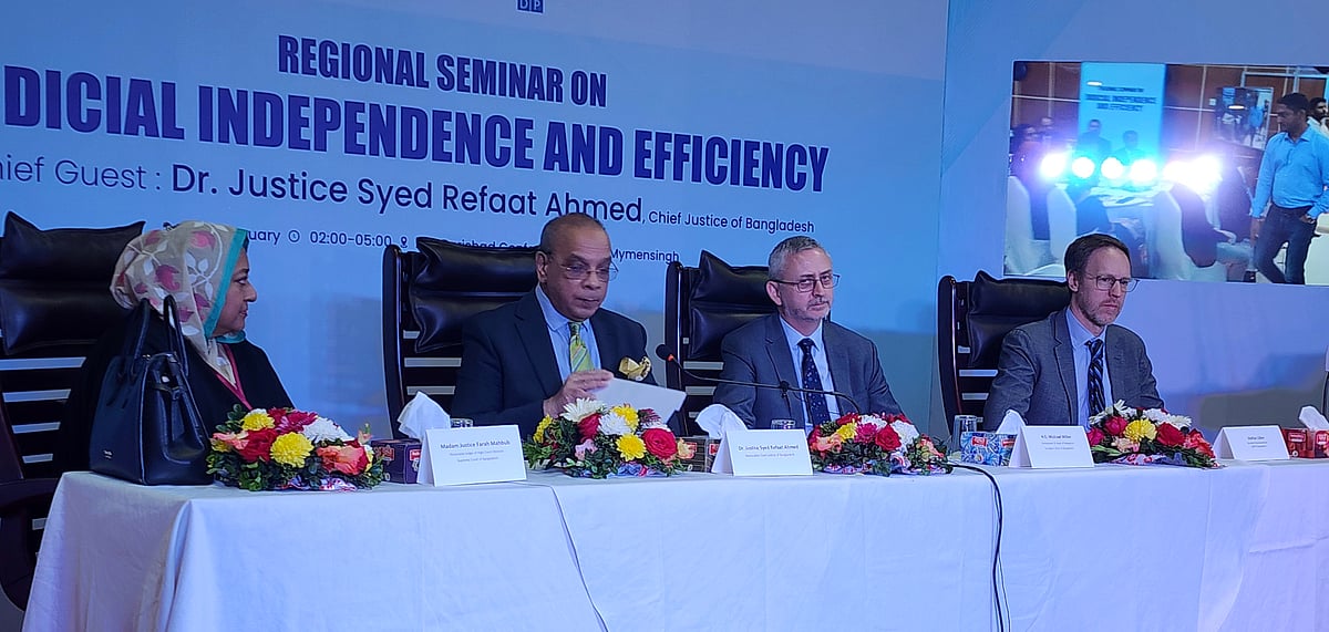 ময়মনসিংহ জেলা পরিষদের সম্মেলনকক্ষে বিচার বিভাগের স্বাধীনতা ও দক্ষতাবিষয়ক আঞ্চলিক সেমিনারে বক্তব্য দেন প্রধান বিচারপতি সৈয়দ রেফাত আহমেদ। আজ বিকেলে