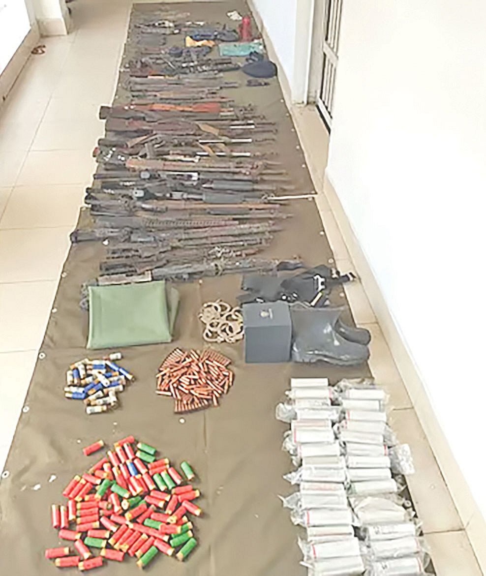 চট্টগ্রামের বিভিন্ন এলাকা থেকে উদ্ধার করা বেশ কিছু লুট হওয়া অস্ত্র। গত ১৯ আগস্ট