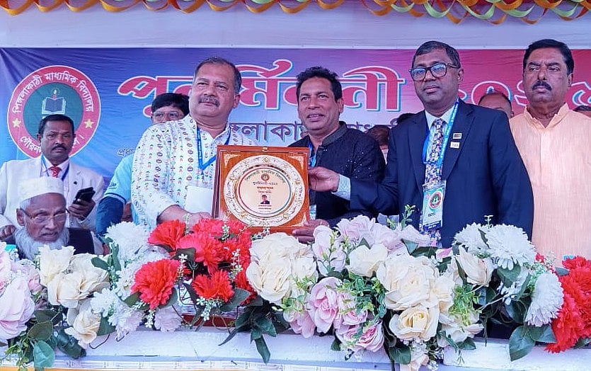 পুনর্মিলনী অনুষ্ঠানে প্রাক্তন শিক্ষার্থী ও অভিনেতা মোশাররফ করিমের হাতে ক্রেস্ট তুলে দেন বিএনপির চেয়ারপারসনের উপদেষ্টা জহির উদ্দিন স্বপন। আজ বরিশালের গৌরনদী উপজেলার পিঙ্গলাকাঠি মাধ্যমিক বিদ্যালয়ে