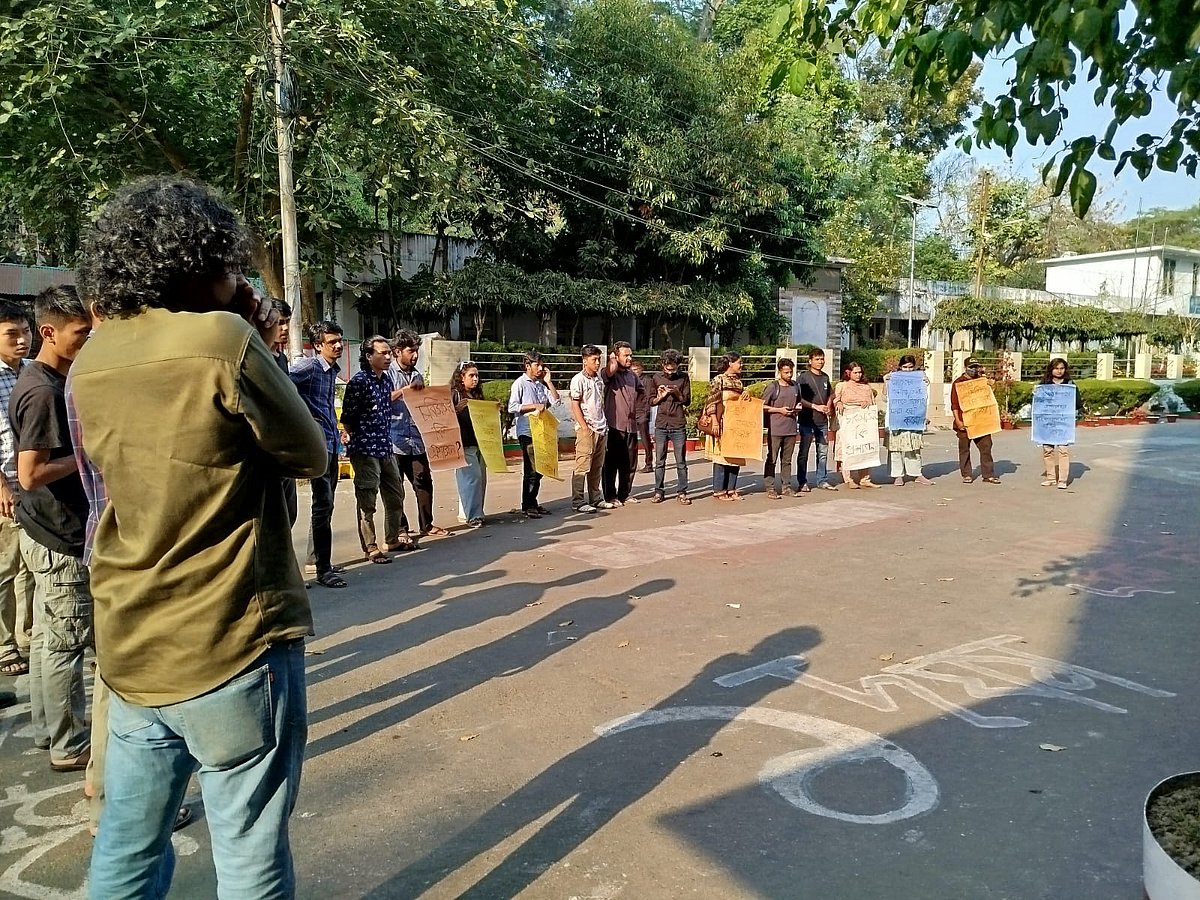 নয় ছাত্রীর বহিষ্কারাদেশ প্রত্যাহার ও প্রক্টরের পদত্যাগের দাবিতে আন্দোলন অব্যাহত রেখেছেন শিক্ষার্থীরা। আজ বিকেলে চট্টগ্রাম বিশ্ববিদ্যালয়ের প্রশাসনিক ভবনের সামনে