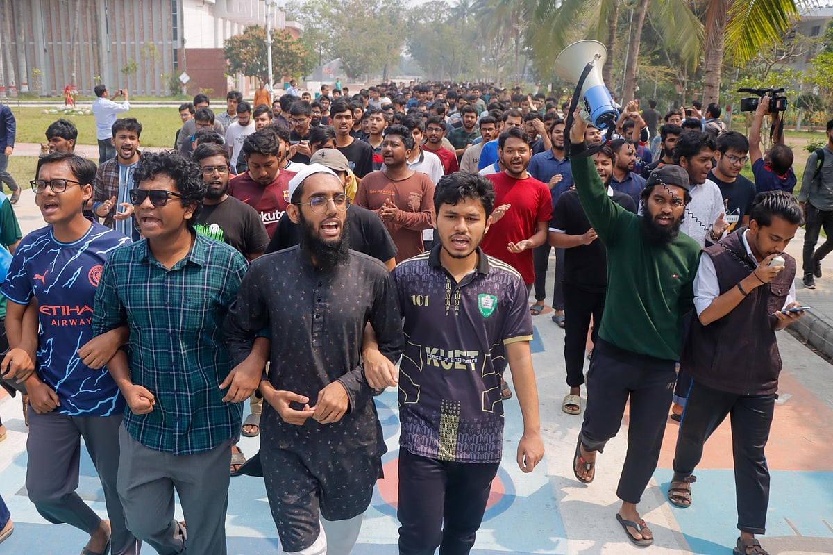 খুলনা প্রকৌশল ও প্রযুক্তি বিশ্ববিদ্যালয়ের (কুয়েট) শিক্ষার্থীদের ওপর হামলার প্রতিবাদে ও হামলাকারীদের গ্রেপ্তারের দাবিতে সন্ত্রাসবিরোধী বিক্ষোভ মিছিল করেছেন শিক্ষার্থীরা। শনিবার দুপুরে ক্যাম্পাসে