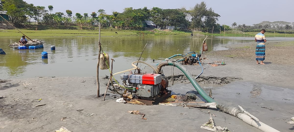 মেঘনার শাখা খাল থেকে বালু তোলা হচ্ছে। সম্প্রতি হাতিয়ার হরণী ইউনিয়নে