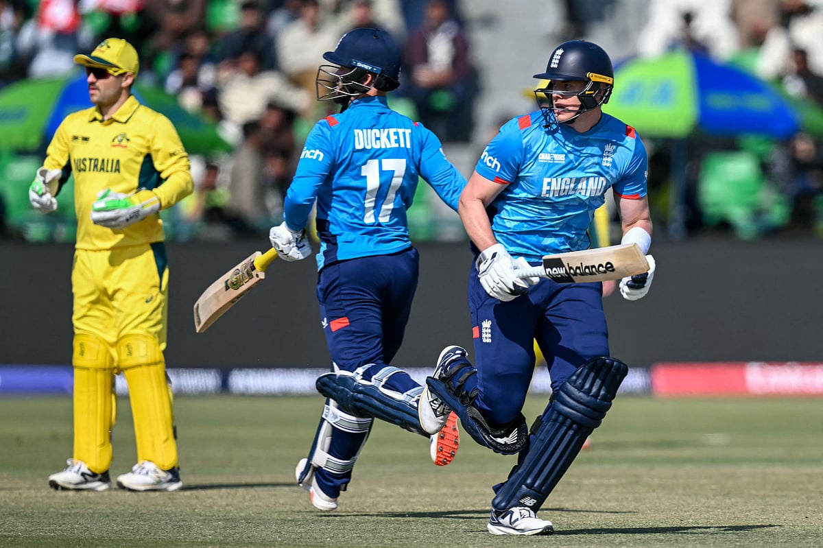 এক ফ্রেমে তিন উইকেটকিপার—একজন অস্ট্রেলিয়ার জশ ইংলিস, অন্য দুজন ইংল্যান্ডের—রানের জন্য ছোটা বেন ডাকেট ও ফিল সল্ট