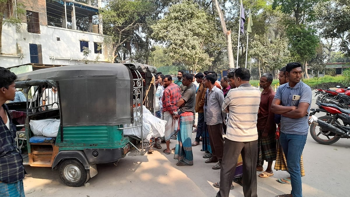 ঝিনাইদহের শৈলকুপা থানার সামনে নিহত তিনজনের লাশ দেখতে উৎসুক জনতা ভিড় করেছিলেন