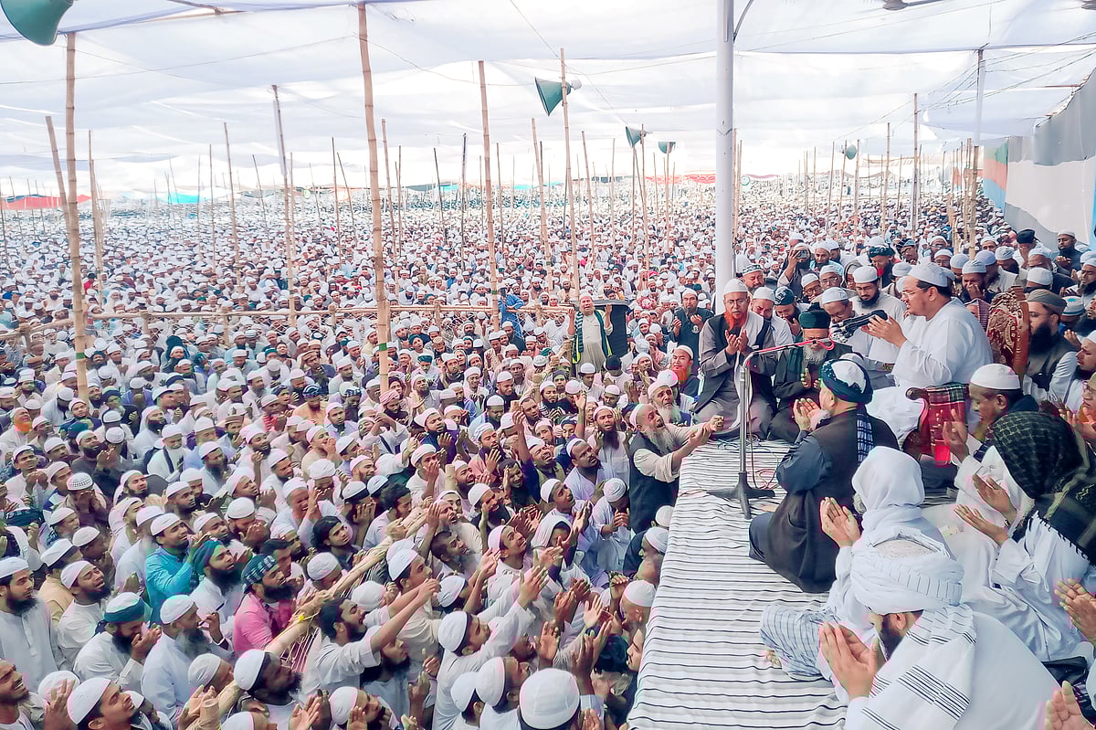 তিন দিনব্যাপী চরমোনাই মাহফিল আজ শনিবার আখেরি মোনাজাতের মাধ্যমে শেষ হয়। চরমোনাই, বরিশাল সদর, ২২ ফেব্রুয়ারি