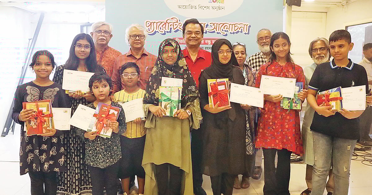প্রথমা বুক ক্যাফে শিশু-কিশোর কর্নার (কিডস জোন) আয়োজিত ‘ভালোবাসি বাংলা ভাষা’ শীর্ষক বিশেষ আয়োজনে অতিথিদের সঙ্গে পুরস্কার বিজয়ীরা। গতকাল রাজধানীর মাদানী নগরের শেফস টেবিল কোর্ট সাইডে