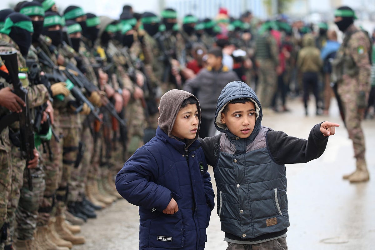 ইসরায়েলের সঙ্গে সপ্তম দফায় জিম্মি বিনিময়ের জন্য জড়ো হয়েছেন ফিলিস্তিনের স্বাধীনতাকামী সংগঠন হামাসের সদস্যরা। সেখানে সাধারণ মানুষের সঙ্গে এসেছে শিশুরাও। শনিবার মধ্য গাজার নুসরেইত শরণার্থীশিবিরে।