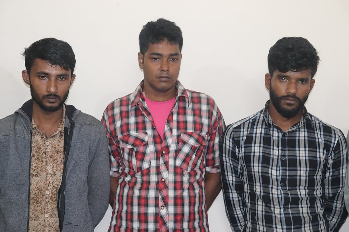 বাসে ডাকাতি ও শ্লীলতাহানির ঘটনায় গ্রেপ্তার শহিদুল ইসলাম (বাঁয়ে), শরীফুজ্জামান (মাঝে) ও সবুজ