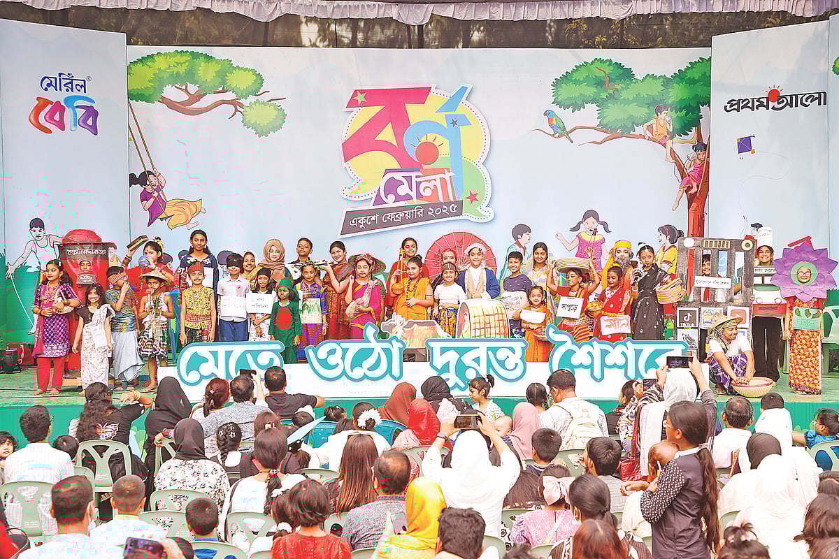 যেমন খুশি তেমন সাজে সেজে এসেছিল শিশুরা। রাজধানীর ধানমন্ডির সুলতানা কামাল মহিলা ক্রীড়া কমপ্লেক্স প্রাঙ্গণে ‘বর্ণমেলা’র মঞ্চে। বর্ণমেলায় নানা আয়োজনে শিশুরা আনন্দময় সময় অতিবাহিত করে