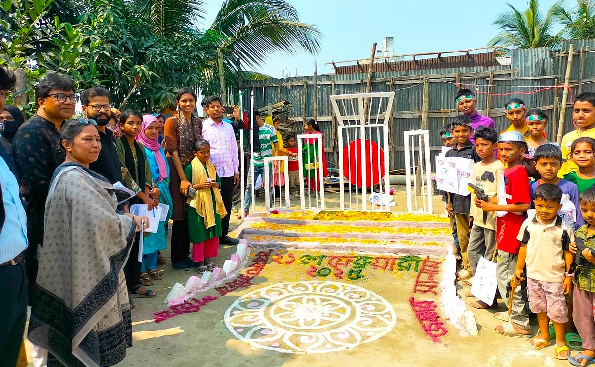 বরিশাল নগরের রসুলপুর চরের শিশুরা নিজেদের জমানো টাকায় তৈরি করেছে নানা রংয়ের শহীদ মিনার। গতকাল শুক্রবার তোলা