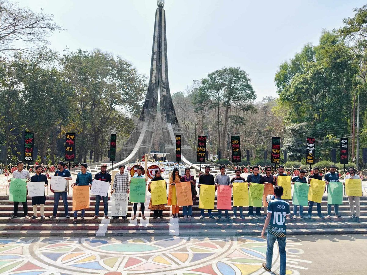 সারা দেশে নারী নির্যাতন ও ধর্ষণের ঘটনার প্রতিবাদে চট্টগ্রাম বিশ্ববিদ্যালয়ে ধর্ষণবিরোধী বিক্ষোভ হয়েছে। আজ  দুপুরে বিশ্ববিদ্যালয়ের শহীদ মিনার প্রাঙ্গণে