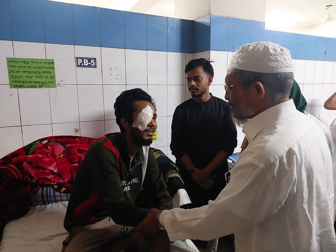 জুলাই গণ-অভ্যুত্থানে চোখে গুলিবিদ্ধ এক তরুণের সঙ্গে কথা বলেন লুৎফুজ্জামান বাবর