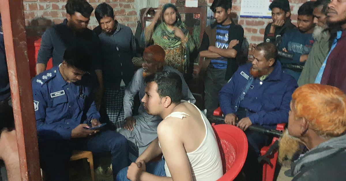 মারধর ও হামলার ঘটনার পর পুলিশ সদস্যরা ঘটনাস্থলে উপস্থিত হন। তাঁরা সেখানে উভয় পক্ষের সঙ্গে আলোচনার পর পরিস্থিতি নিয়ন্ত্রণে আনেন। গতকাল রাতে দিনাজপুরের বিরামপুর উপজেলার মুকুন্দপুর ইউনিয়নের কেশবপুর গ্রামে