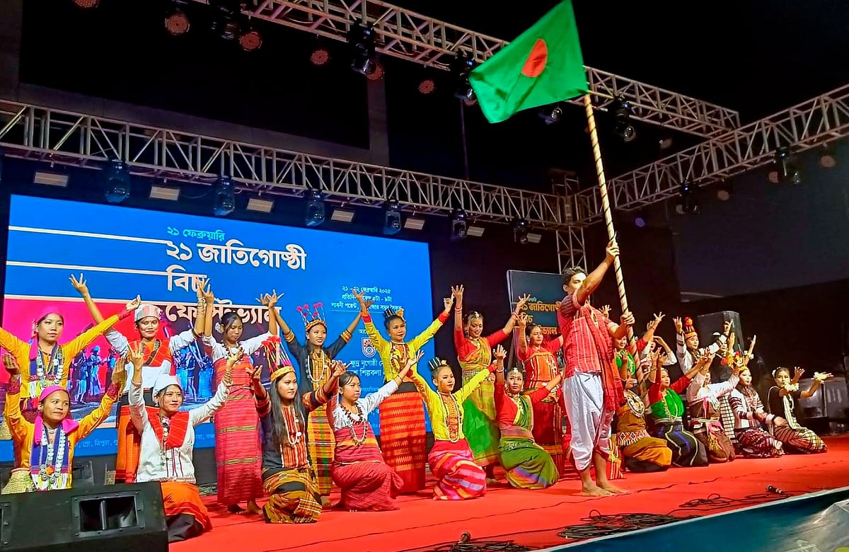 কক্সবাজার সৈকতে বিচ ফেস্টিভ্যালে সমবেত কন্ঠে একুশের গান পরিবেশন করেন বহুভাষাভাষির শিল্পীরা। আজ রাতে