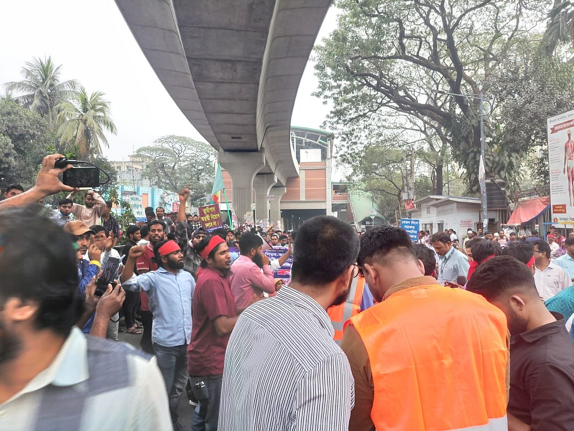 চাকরি স্থায়ী করার দাবিতে  জাতীয় প্রেসক্লাবের সামনের সড়ক অবরোধ করে আন্দোলন করেন আউটসোর্সিং কর্মচারীরা। ২২ ফেব্রুয়ারি