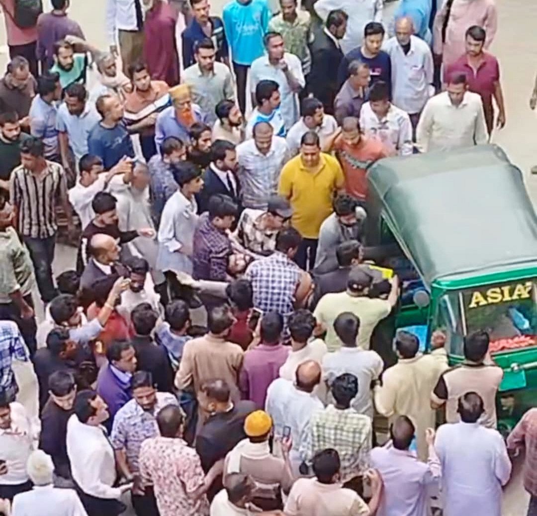 কুমিল্লায় আদালত প্রাঙ্গণে হামলার শিকার মামলার বাদীকে উদ্ধার করে হাসপাতালে পাঠান উপস্থিত লোকজন। রোববার সকালে