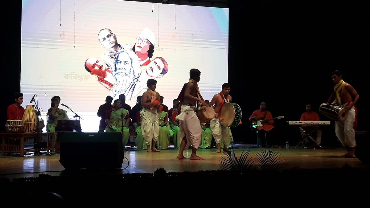 মৌলভীবাজার জেলা শিল্পকলা একাডেমির মিলনায়তনে ‘পঞ্চদ্যুতি’ অনুষ্ঠানে ছিল দলীয় পরিবেশনা। ছবি: প্রথম আলো