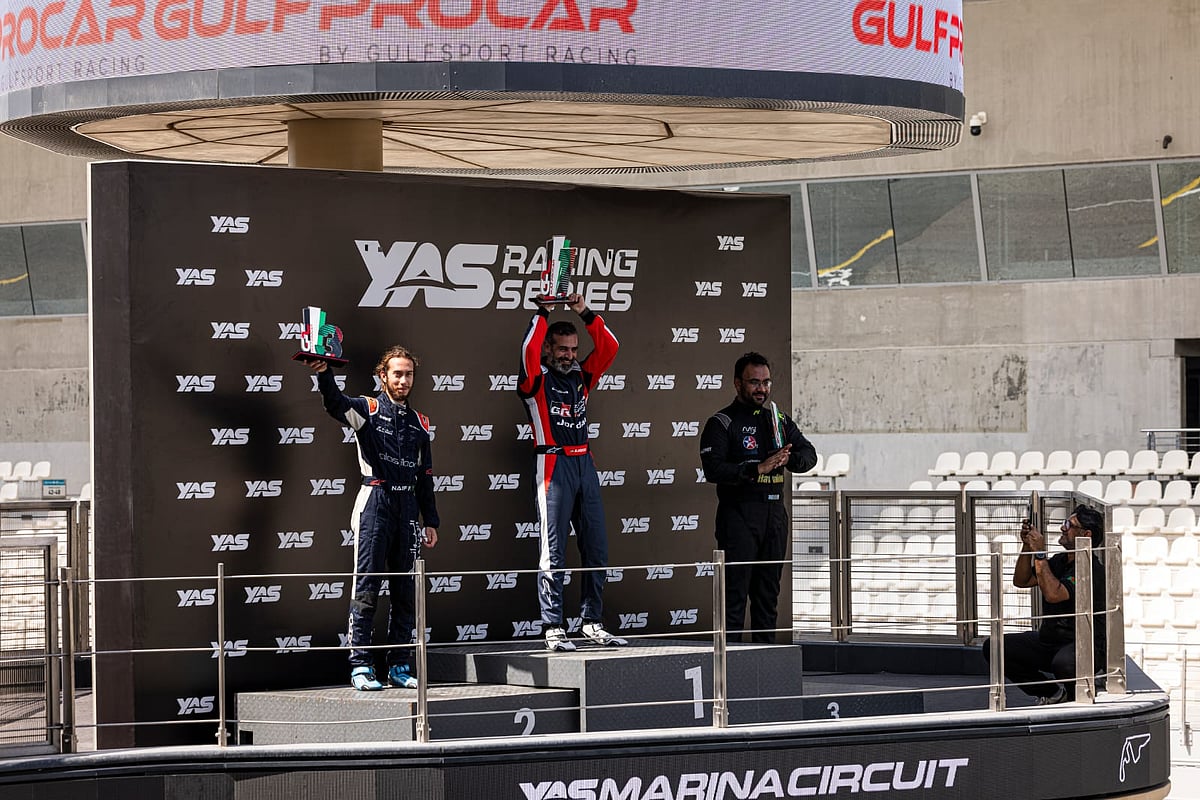 পডিয়ামে অভিক আনোয়ার (ডানে)