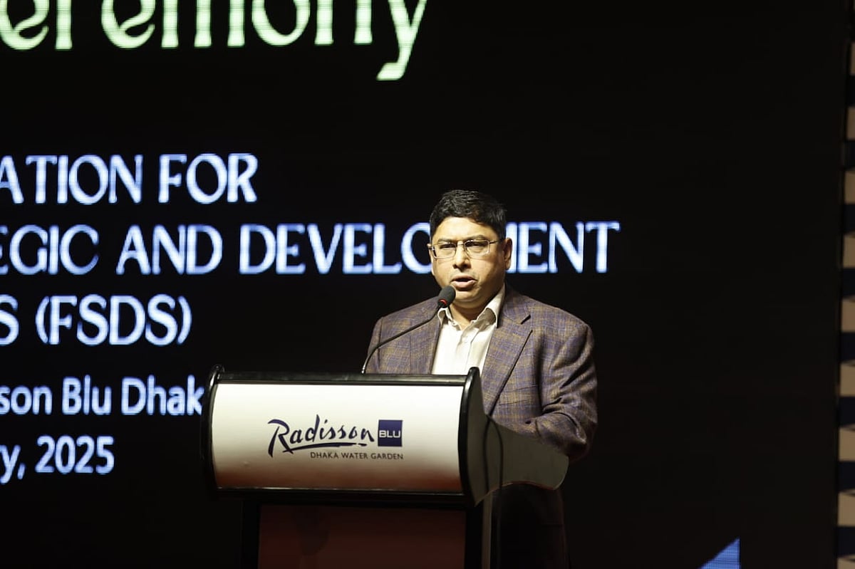 ‘ফাউন্ডেশন ফর স্ট্র্যাটেজিক অ্যান্ড ডেভেলপমেন্ট স্টাডিজ’ নামে নতুন গবেষণাপ্রতিষ্ঠানের আত্মপ্রকাশ অনুষ্ঠানে বক্তব্য দেন সেনাবাহিনী প্রধান জেনারেল ওয়াকার-উজ-জামান। রোববার র্যাডিসন ব্লু হোটেলে