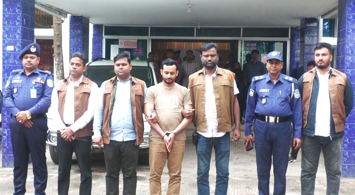 জেলা গোয়েন্দা পুলিশের হাতে গ্রেপ্তার হত্যা মামলার আসামি। আজ রোববার দুপুরে