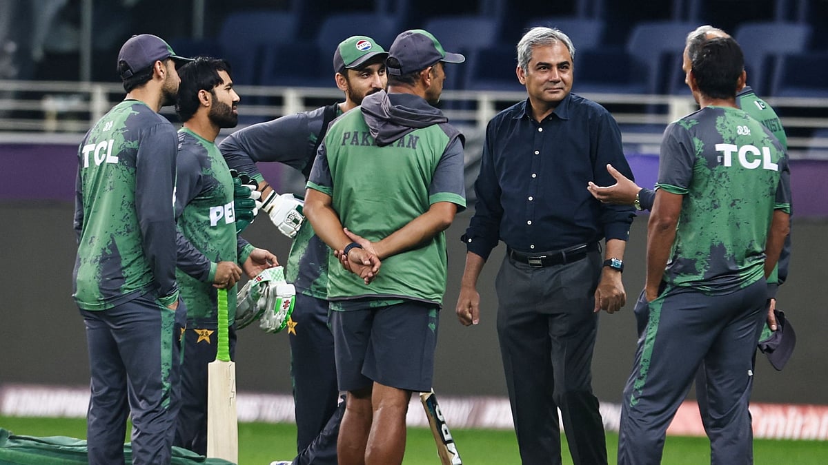 দলের সঙ্গে আলোচনা করছেন মহসিন নাকভি