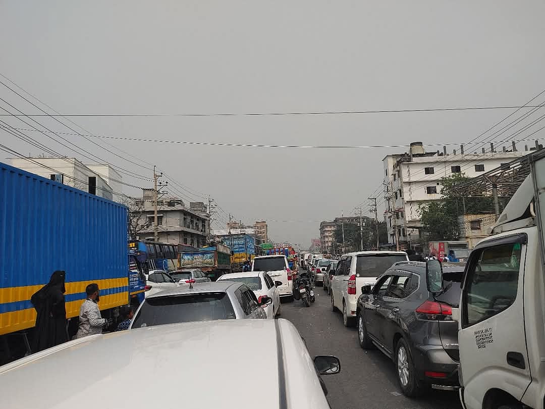 গাজীপুরে ছাঁটাইয়ের প্রতিবাদ ও বন্ধ কারখানা খুলে দেওয়ার দাবিতে সড়ক অবরোধ করেন শ্রমিকেরা। আজ সকালে নগরের বাসন এলাকায়