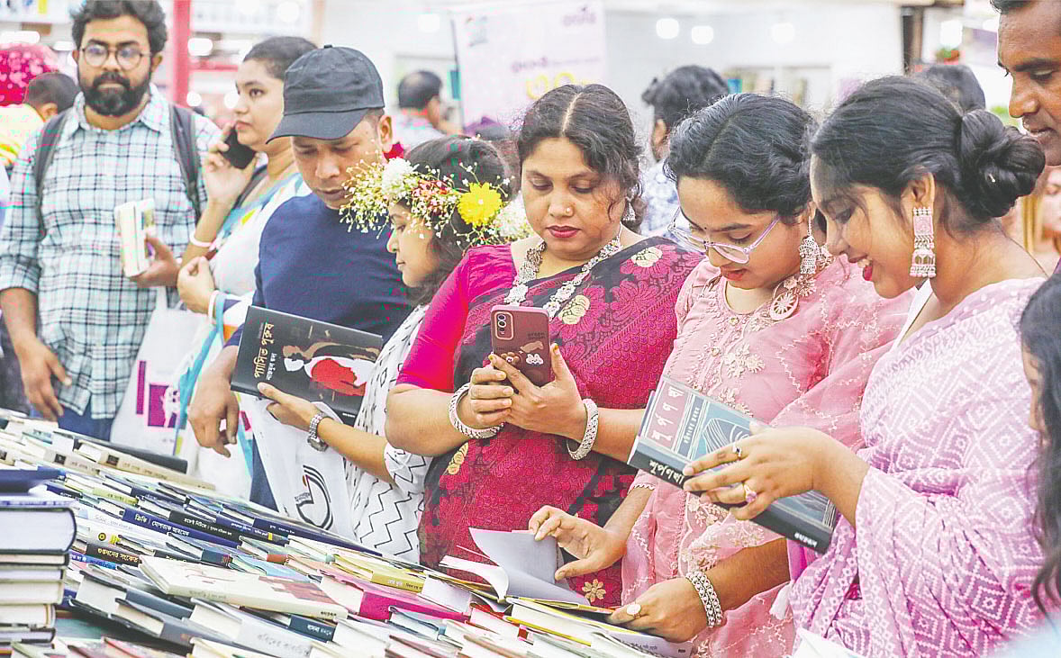 অমর একুশে বইমেলায় বই দেখছেন পাঠকেরা। গতকাল সোহরাওয়ার্দী উদ্যানে