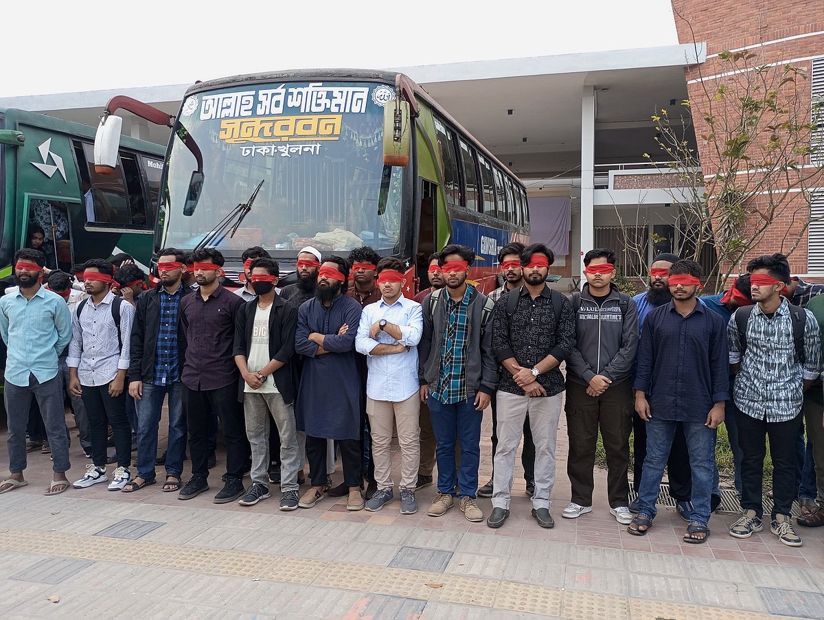 খুলনা প্রকৌশল ও প্রযুক্তি বিশ্ববিদ্যালয়ের শিক্ষার্থীরা চোখ লাল কাপড় দিয়ে বেঁধে আজ রোববার সকালে ক্যাম্পাস ছেড়েছেন। তাঁরা প্রধান উপদেষ্টার কাছে স্মারকলিপি দিতে ঢাকায় যাচ্ছেন