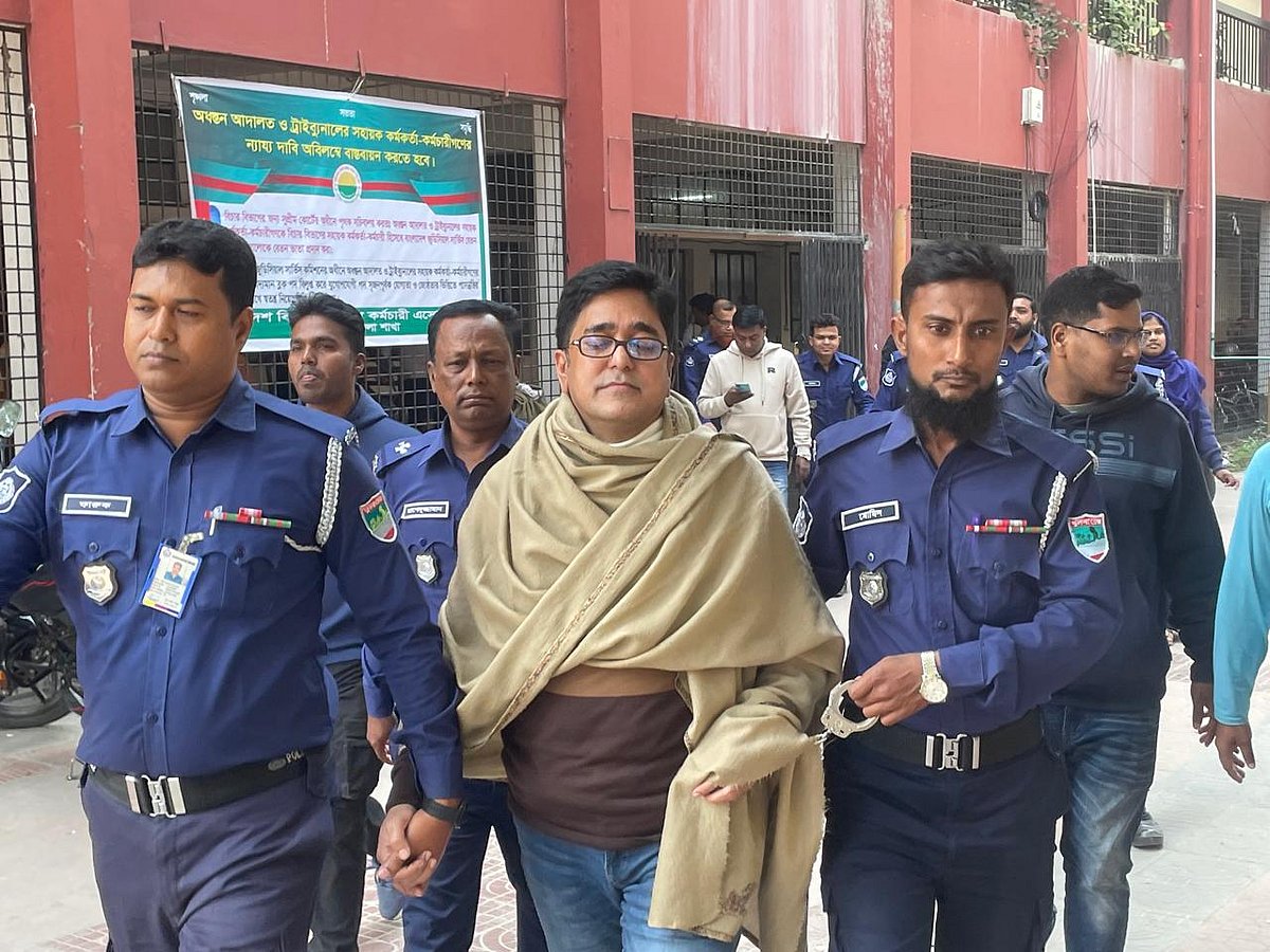 আদালত থেকে কারাগারে নেওয়া হচ্ছে সাবেক জনপ্রশাসনমন্ত্রী ফরহাদ হোসেনের ছোট ভাই সরফারাজ হোসেনকে। সম্প্রতি তোলা