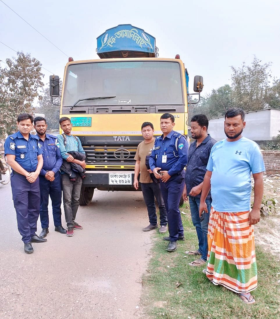 কুমিল্লার চৌদ্দগ্রাম থেকে ছিনতাই হওয়া ট্রাকটি রোববার সকালে গাজীপুর থেকে উদ্ধার করা হয়েছে