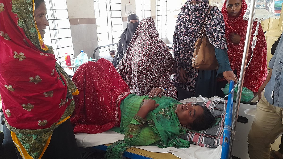 ঝিনাইদহে সন্ত্রাসীদের গুলিতে নিহত হানেফ আলীর স্ত্রী স্বামীর শোকে অসুস্থ হয়ে পড়েছেন। তাঁকে হাসপাতালে ভর্তি করা হয়েছে। রোববার দুপুরে