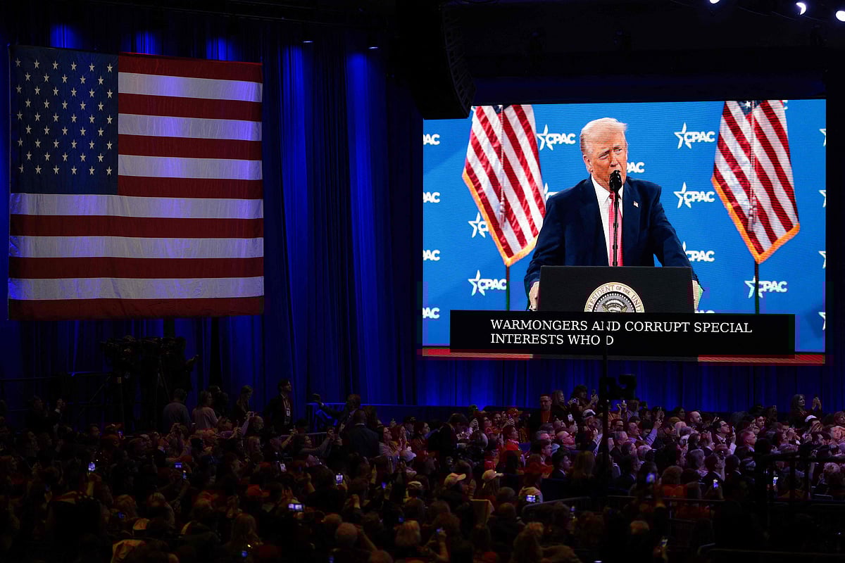 যুক্তরাষ্ট্রের মেরিল্যান্ডের গেইলর্ড ন্যাশনাল রিসোর্ট অ্যান্ড কনভেনশন সেন্টারে শনিবার কনজারভেটিভ পলিটিক্যাল অ্যাকশন কনফারেন্স (সিপিএসি) এ বক্তব্য দেন যুক্তরাষ্ট্রের প্রেসিডেন্ট ডোনাল্ড ট্রাম্প