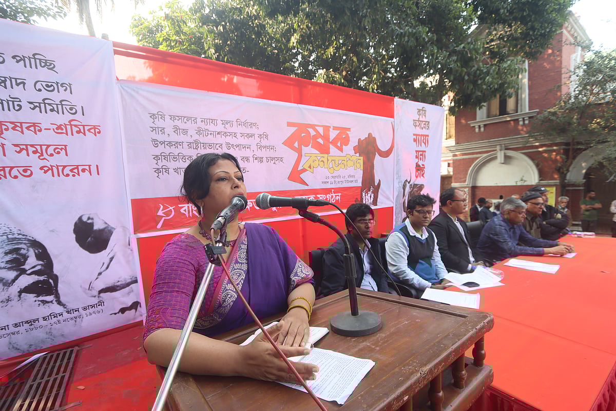 রংপুরে টাউন হলের সামনের মাঠে ক্ষেতমজুর ও কৃষক সংগঠনের আয়োজনে কৃষক সম্মেলনে বক্তব্য দেন ঢাকা বিশ্ববিদ্যালয়ের শিক্ষক মোশাহিদা সুলতানা