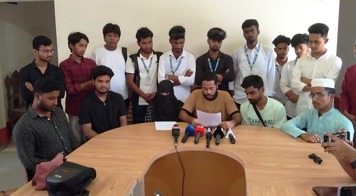 দোহারে বৈষম্যবিরোধী ছাত্র আন্দোলনের সদ্য ঘোষিত কমিটি অবাঞ্ছিত ঘোষণা করে একাংশের সংবাদ সম্মেলন। রোববার দুপুরে দোহার প্রেসক্লাবে