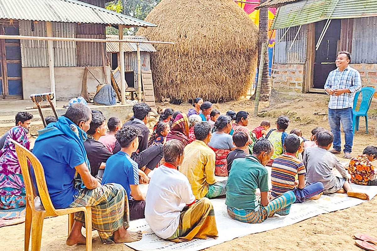 নিজ বাড়ির উঠানে বিভিন্ন বয়সী নারী–পুরুষ ও শিশুদের হাজং ভাষা শেখাচ্ছেন অন্তর হাজং। সম্প্রতি নেত্রকোনার দুর্গাপুর উপজেলার সীমান্তবর্তী খুজিগড়া গ্রামে