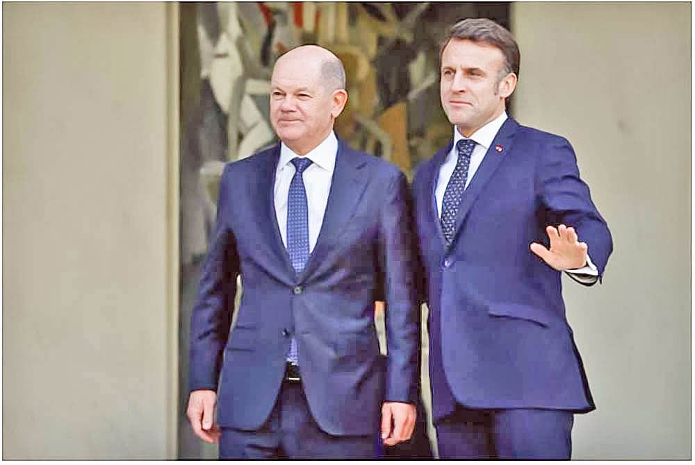 প্যারিসে ইউরোপের নেতাদের জরুরি বৈঠকে এমানুয়েল মাখোঁ ও ওলাফ শলৎজ