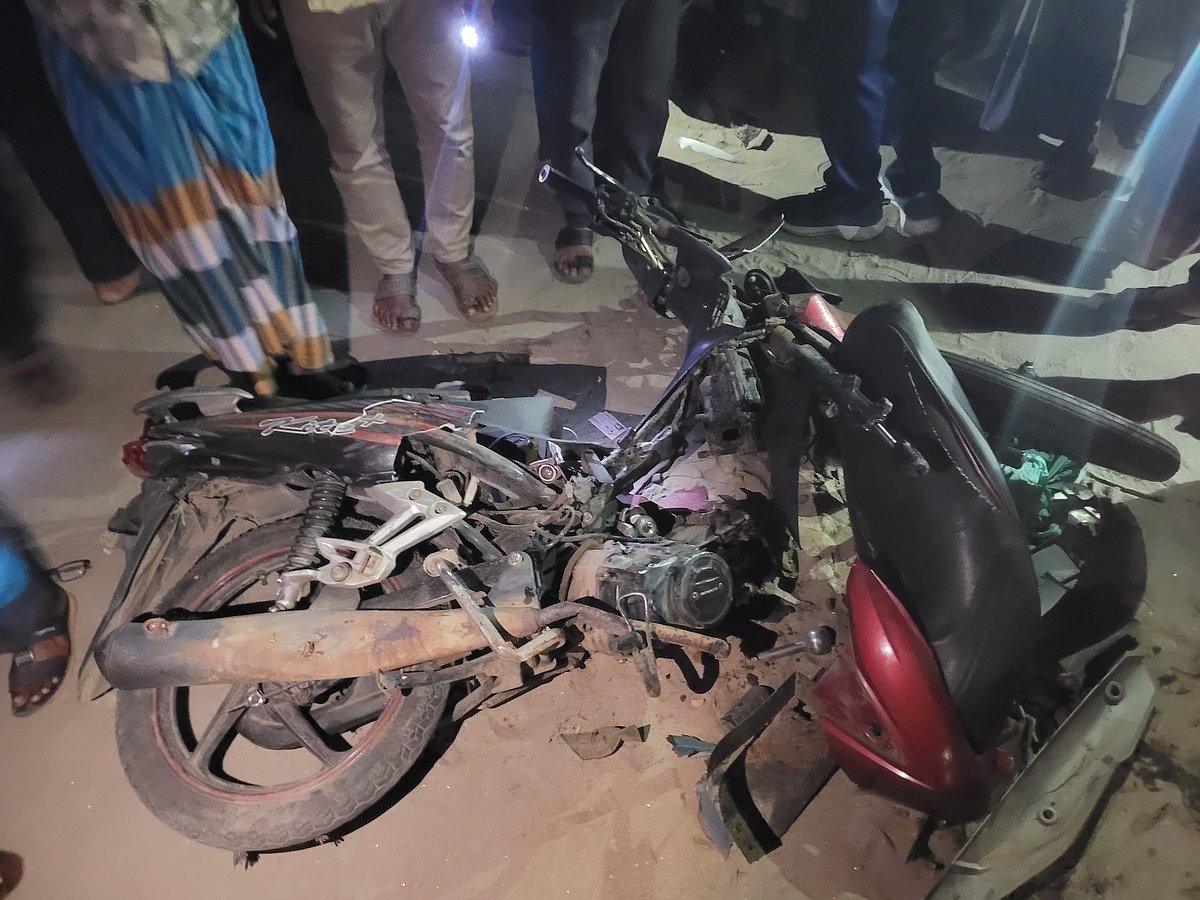শেরপুরে মাইক্রোবাসের ধাক্কায় মোটরসাইকেলটি দুমড়েমুচড়ে যায়। গতকাল শনিবার রাতে