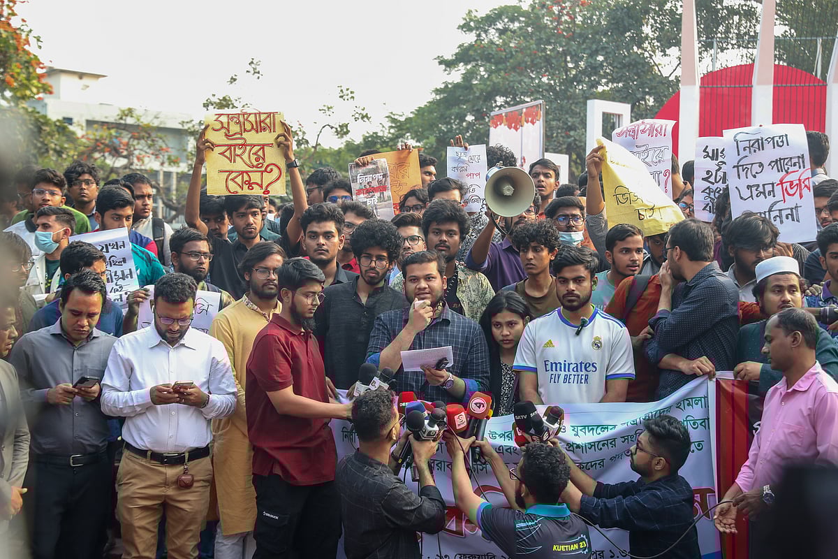 খুলনা প্রকৌশল ও প্রযুক্তি বিশ্ববিদ্যালয়ের (কুয়েট) শিক্ষার্থীদের ওপর হামলার বিচার এবং উপাচার্যের পদ্যাগের দাবিতে বিশ্ববিদ্যালয়টির একদল শিক্ষার্থী ঢাকায় এসে প্রধান উপদেষ্টা বরাবর স্মারকলিপি জমা দিয়েছেন। পরে তাঁরা রাজধানীর কেন্দ্রীয় শহীদ মিনারে সাংবাদিকদের সঙ্গে কথা বলেন