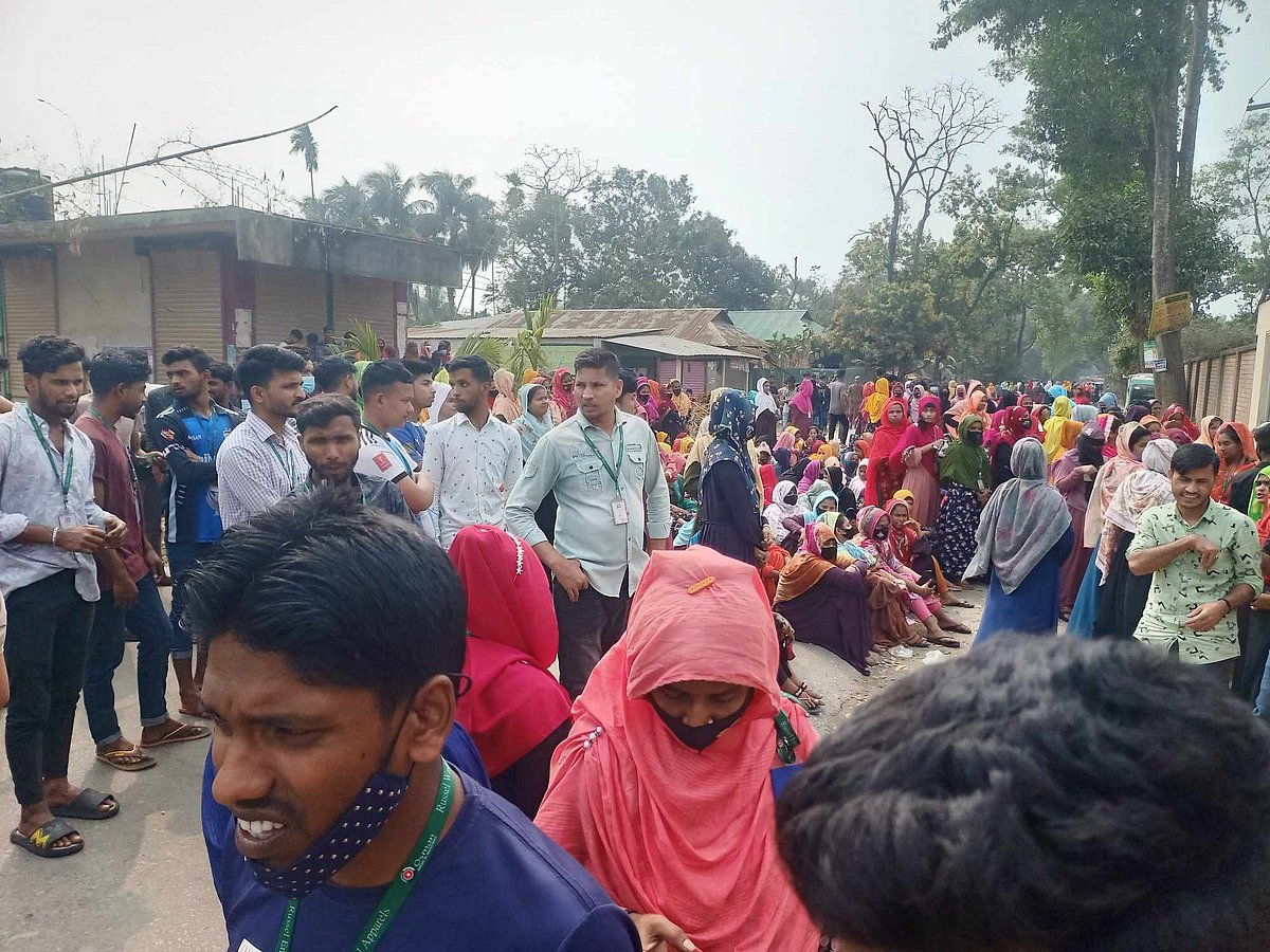 গাজীপুরের শ্রীপুরে সড়কে অবস্থান নিয়ে আন্দোলন করছেন তোপাজ ড্রেসেজ লিমিটেড কারখানার শ্রমিকেরা। রোববার দুপুরের