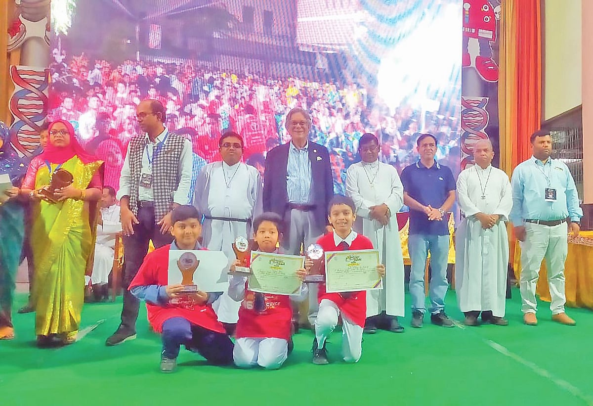 বিজ্ঞান উৎসবে অতিথিদের সঙ্গে জুনিয়র গ্রুপে পুরস্কার বিজয়ীরা