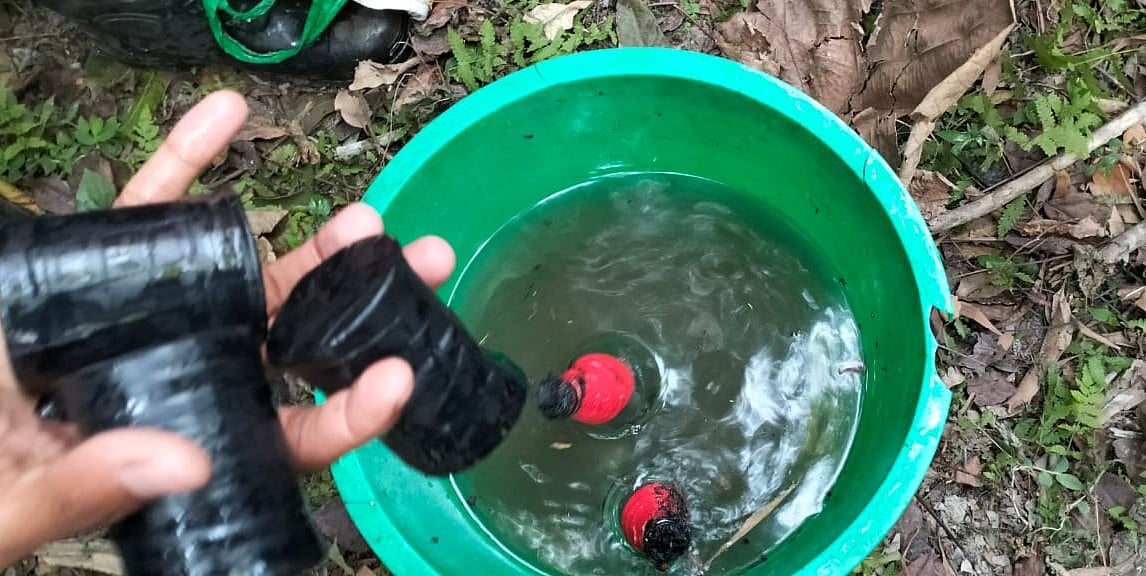 বরিশালের উজিরপুরে বোমাসদৃশ পাঁচটি বস্তু উদ্ধার করে পুলিশ ও ফায়ার সার্ভিসের কর্মীরা। মঙ্গলবার দুপুরে