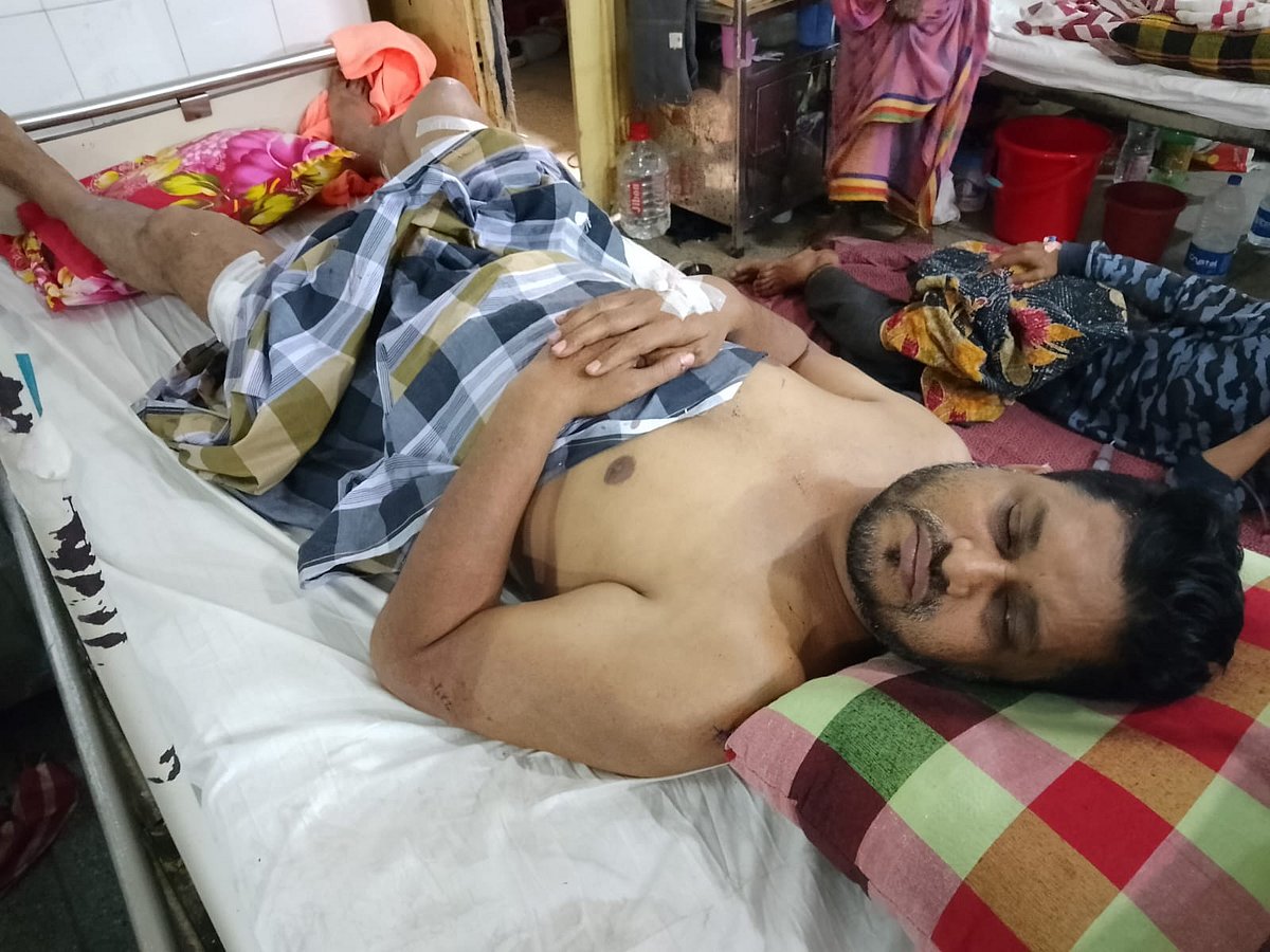 আজ সোমবার সকালে ঢাকা মেডিকেলে চিকিৎসাধীন গুলিবিদ্ধ স্বর্ণ ব্যবসায়ী মো. আনোয়ার । গতকাল রোববার রাতে তাঁকে গুলি করে স্বর্ণালংকার লুট করা হয়