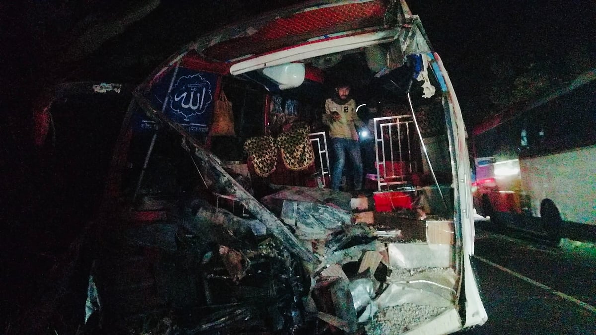 দুর্ঘটনায় বাসটির সামনের অংশ দুমড়েমুচড়ে যায়। আজ ভোরে চকরিয়া উপজেলার উত্তর হারবাং এলাকায়